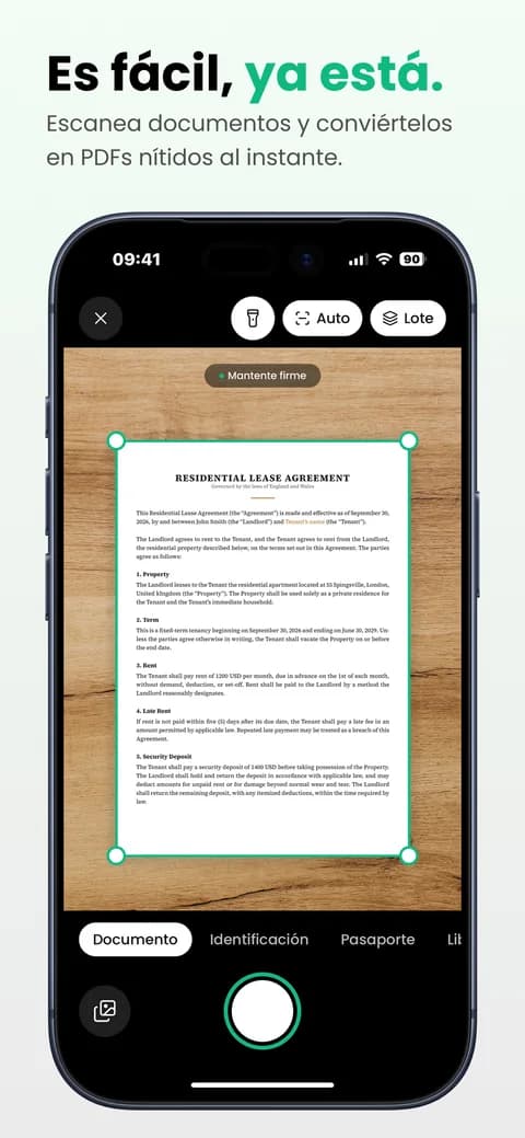 Captura del App Store: Es fácil, ya está. El escáner detecta los bordes de un contrato de alquiler sobre una mesa de madera.